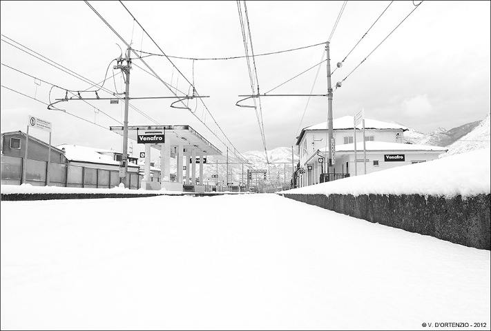 Stazione ferroviaria con neve